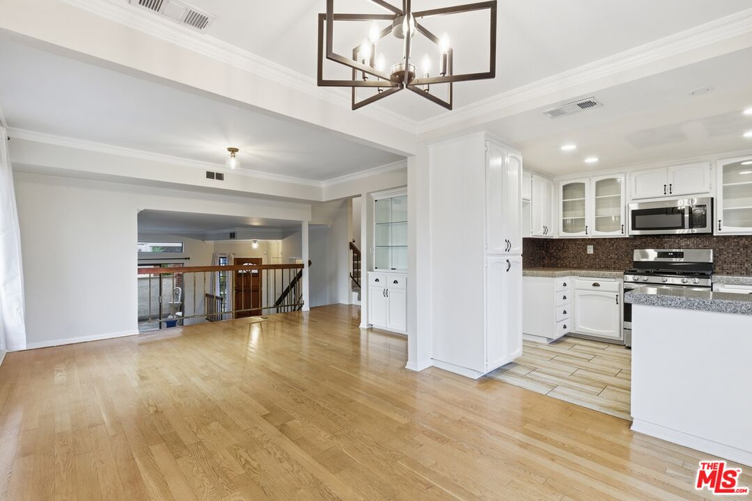 7100 Balboa Blvd Unit: 101