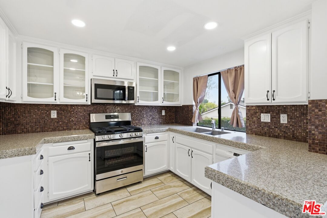7100 Balboa Blvd Unit: 101
