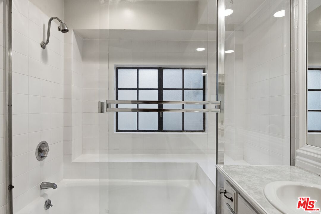 7100 Balboa Blvd Unit: 101