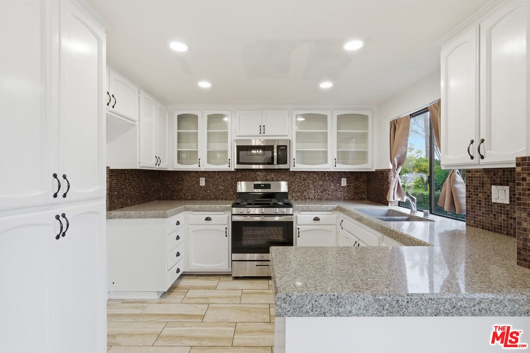 7100 Balboa Blvd Unit: 101