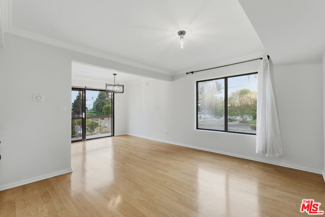 7100 Balboa Blvd Unit: 101
