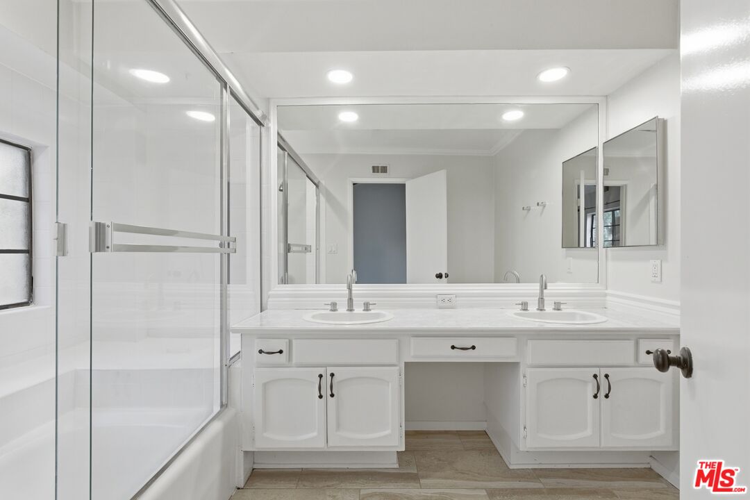 7100 Balboa Blvd Unit: 101