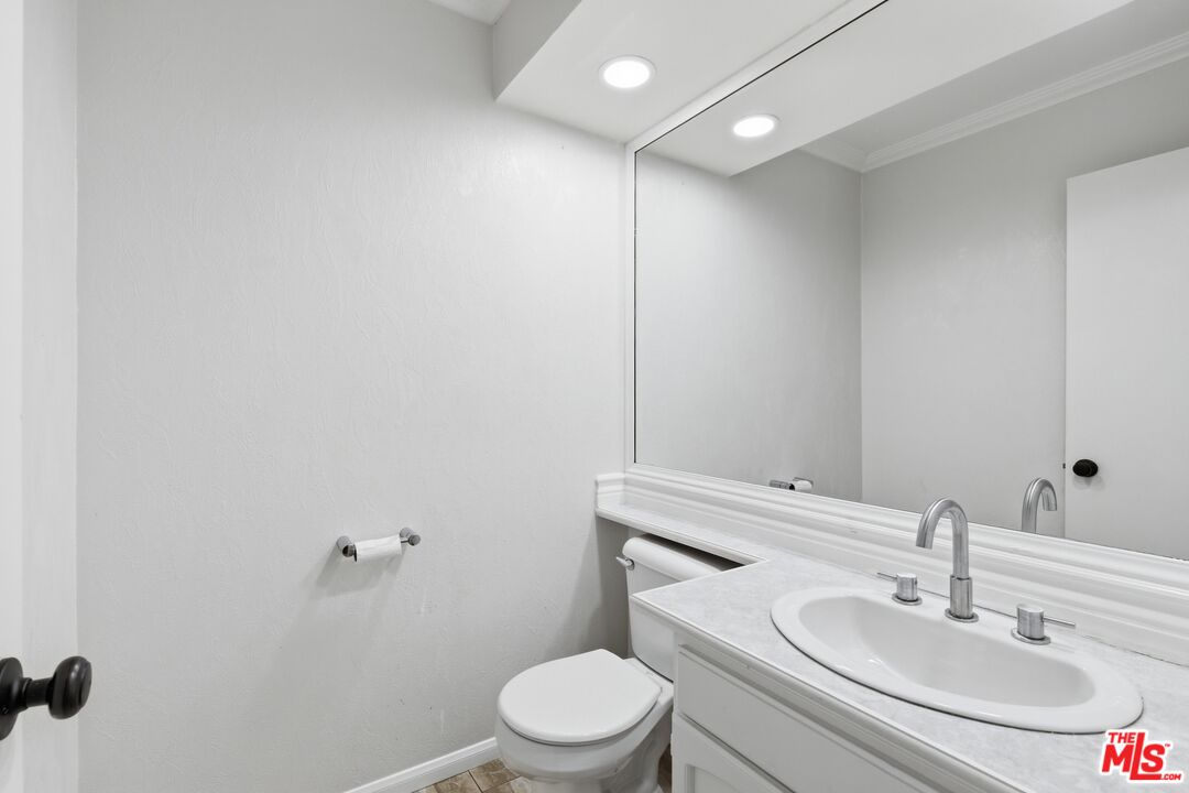 7100 Balboa Blvd Unit: 101