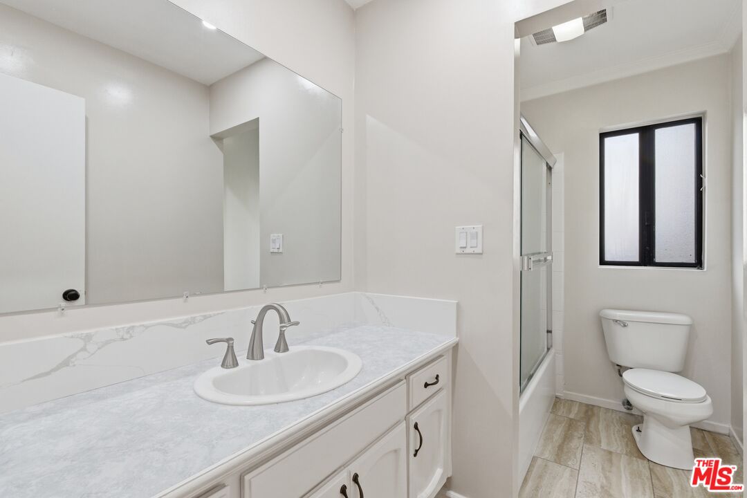 7100 Balboa Blvd Unit: 101
