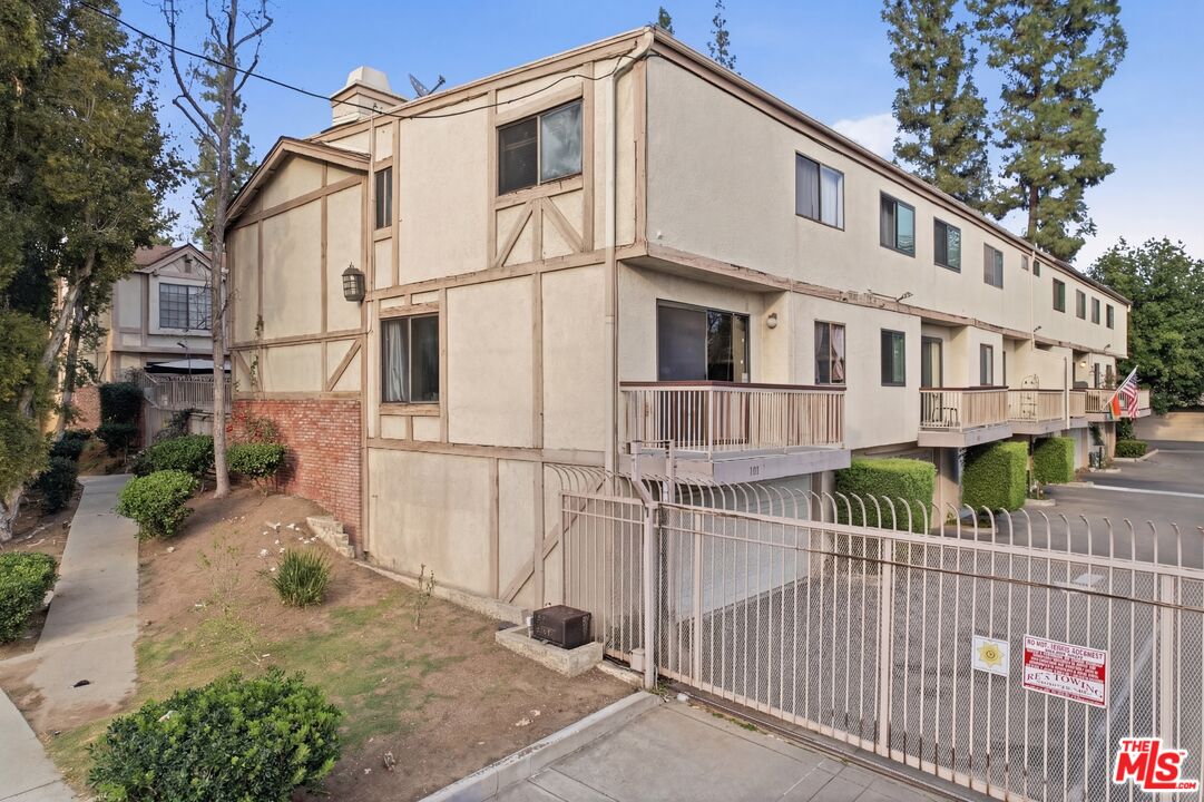 7100 Balboa Blvd Unit: 101
