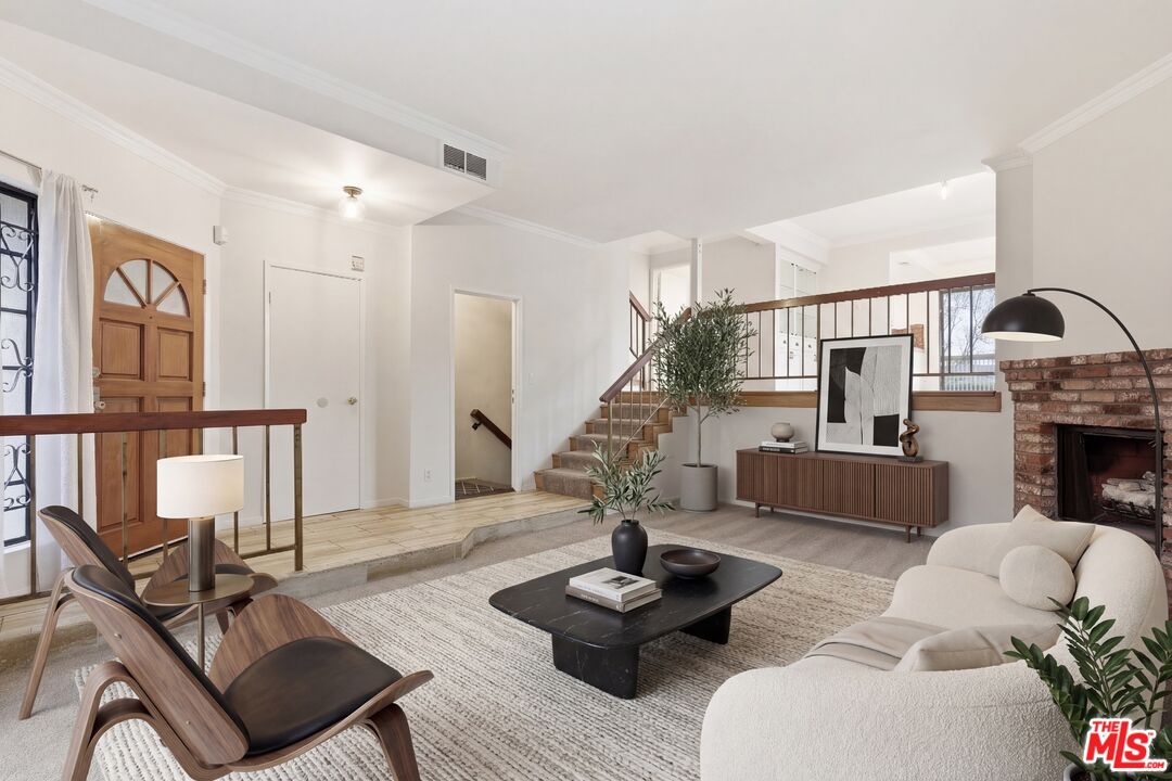 7100 Balboa Blvd Unit: 101