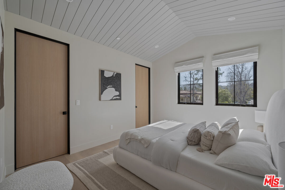 11317 Valley Spring Ln