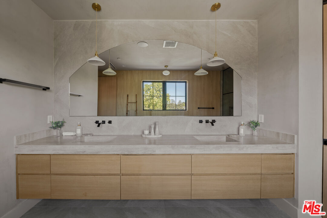 11317 Valley Spring Ln