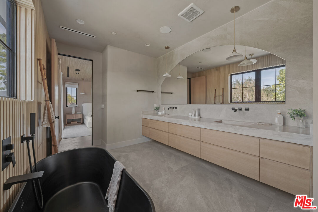 11317 Valley Spring Ln