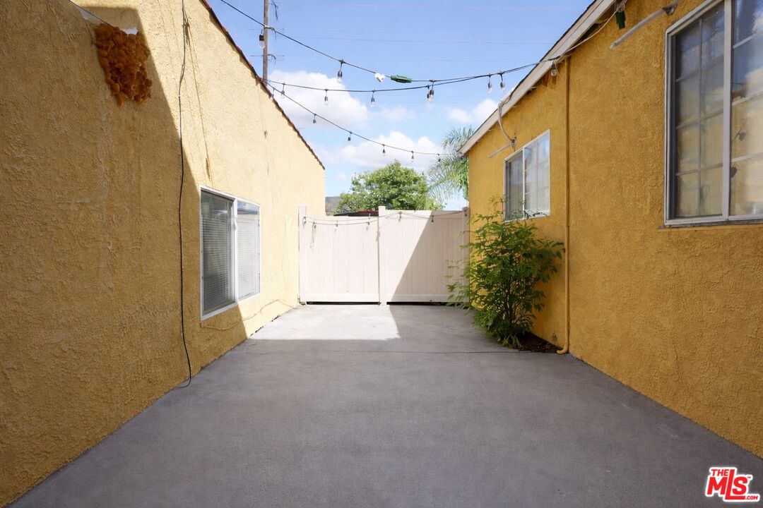 7703 N Hollywood Way