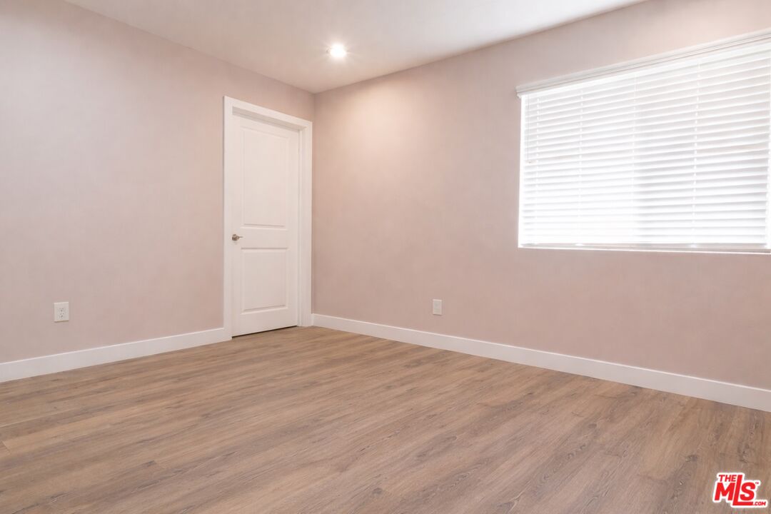 7703 N Hollywood Way