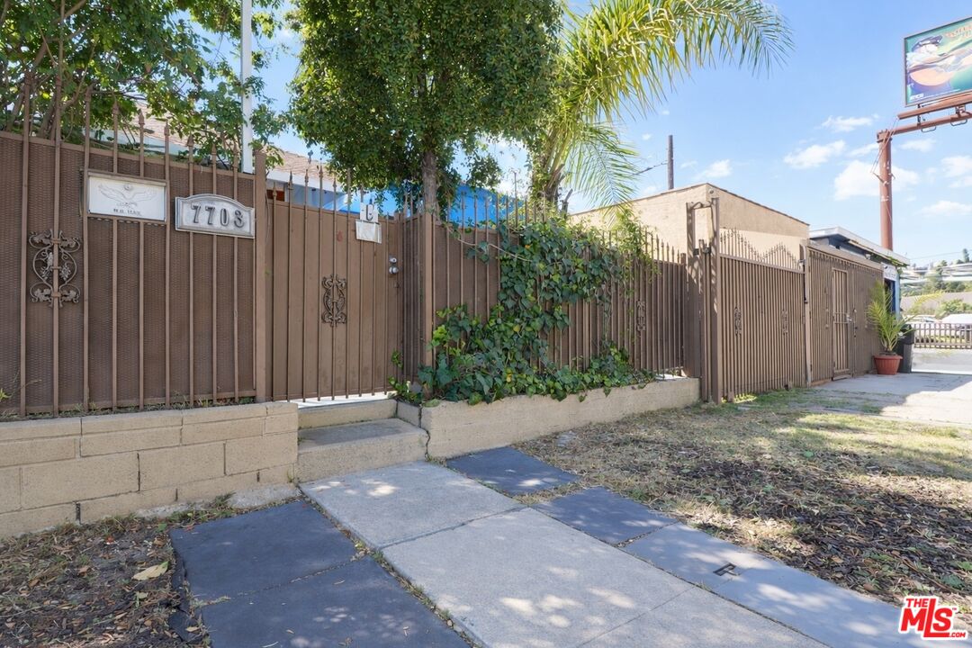 7703 N Hollywood Way