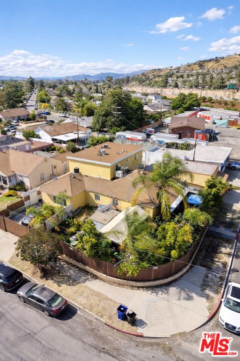 7703 N Hollywood Way