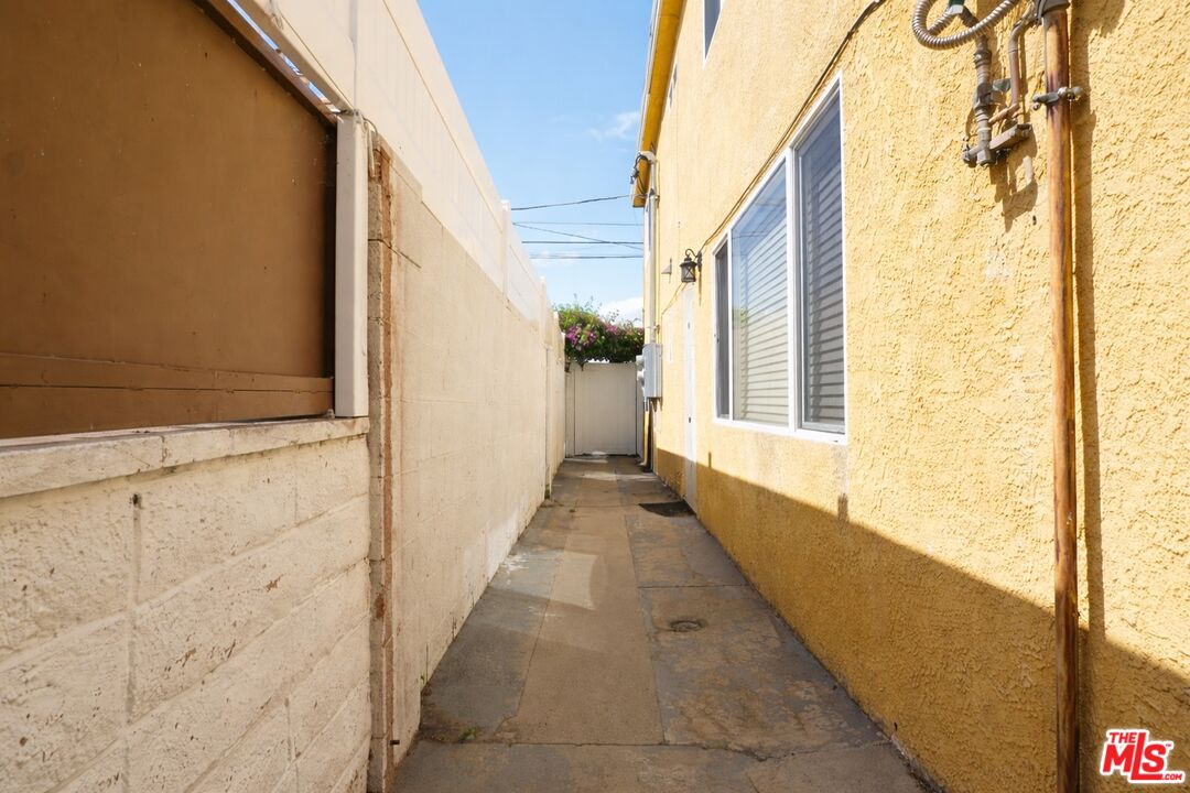 7703 N Hollywood Way