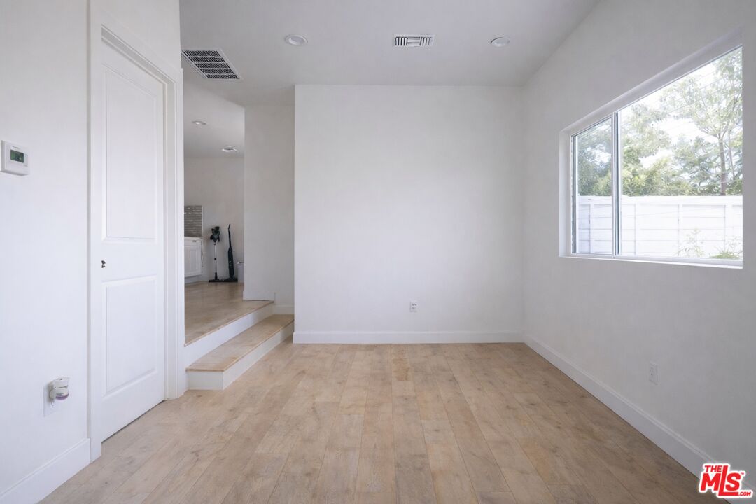 7703 N Hollywood Way