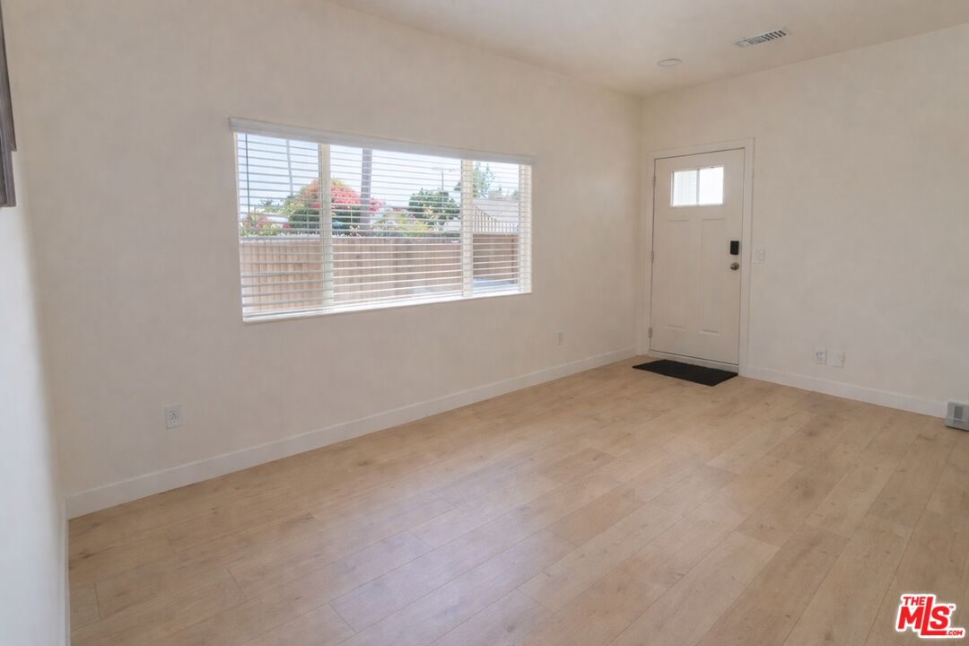7703 N Hollywood Way