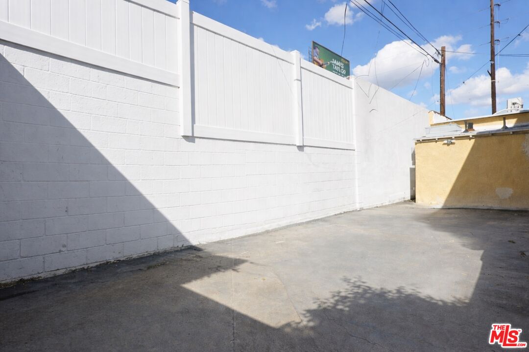 7703 N Hollywood Way