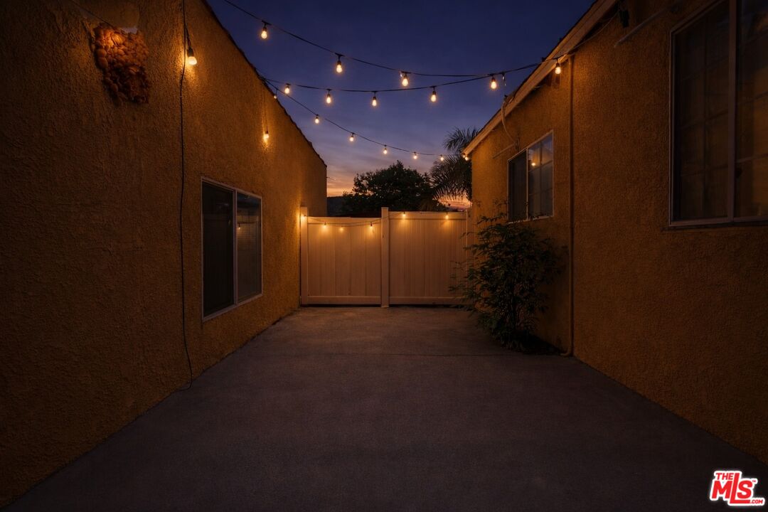7703 N Hollywood Way