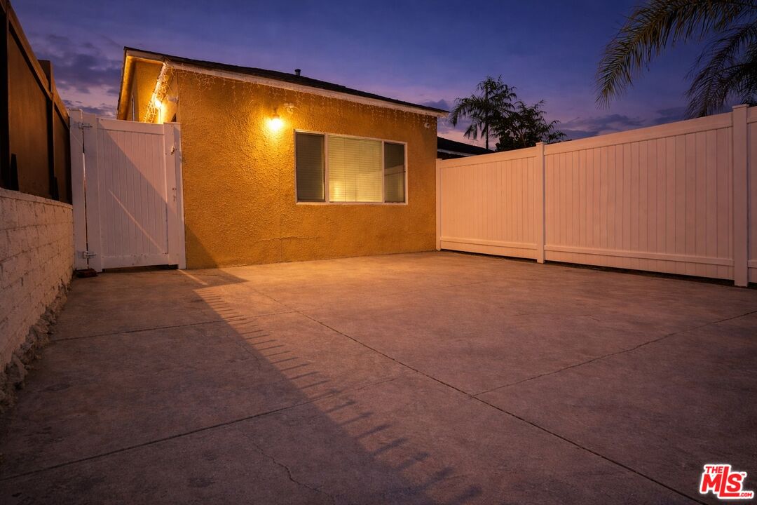 7703 N Hollywood Way