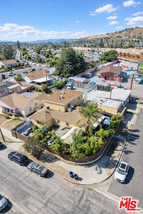 7703 N Hollywood Way