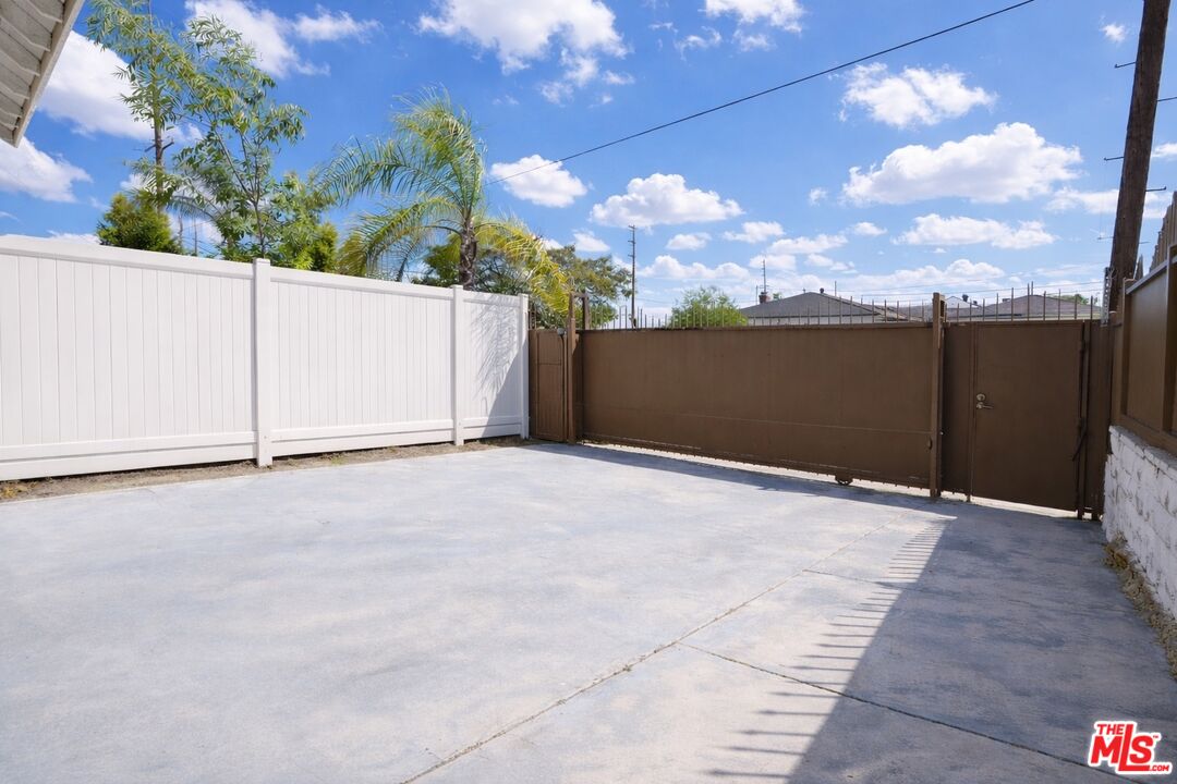 7703 N Hollywood Way