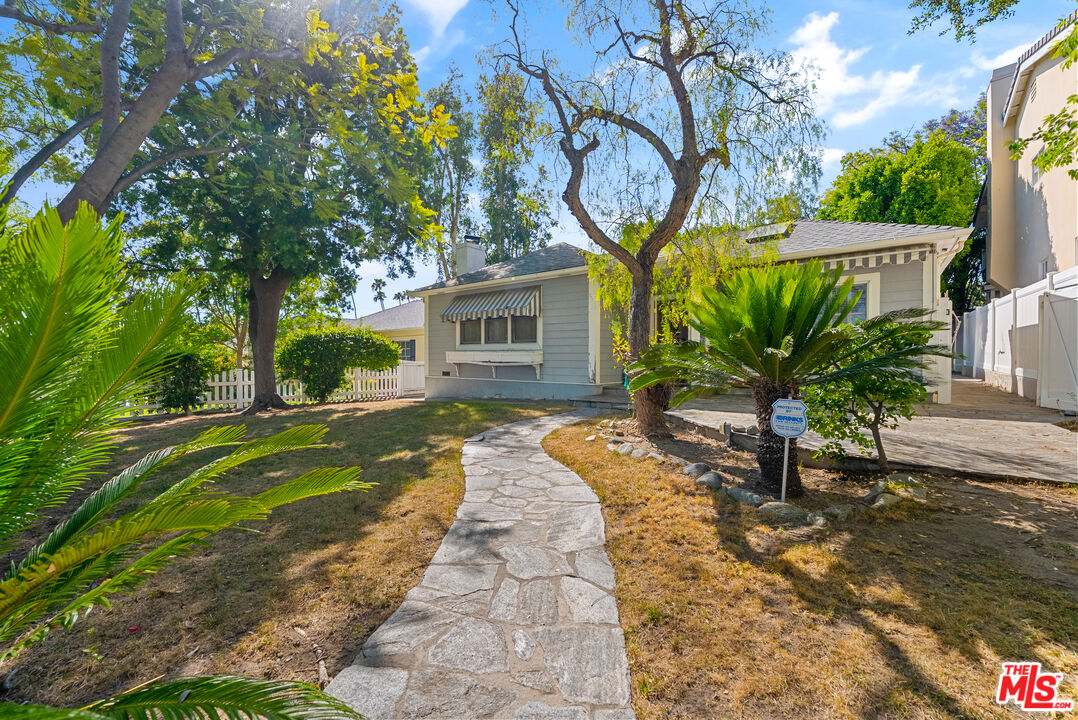 1023 E Grinnell Dr