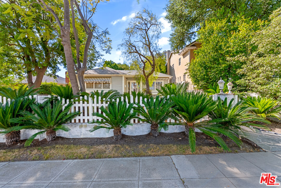 1023 E Grinnell Dr