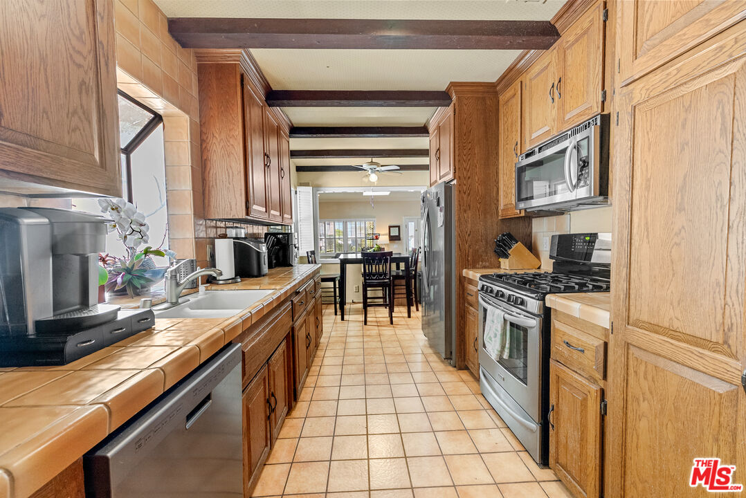 1023 E Grinnell Dr