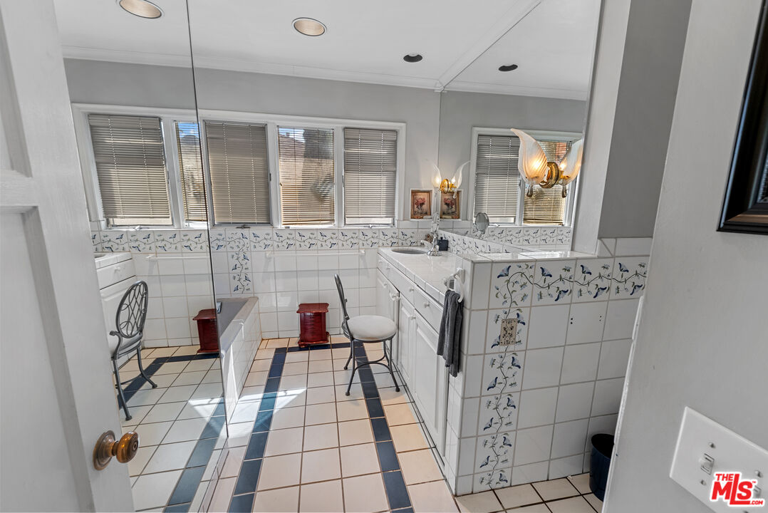 1023 E Grinnell Dr
