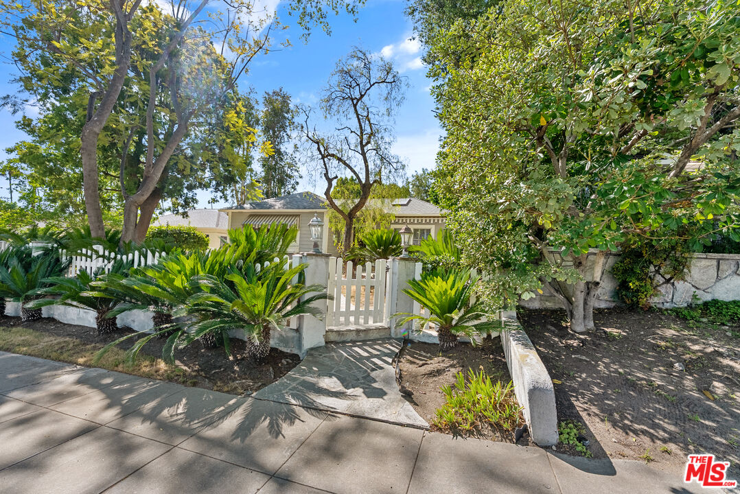 1023 E Grinnell Dr
