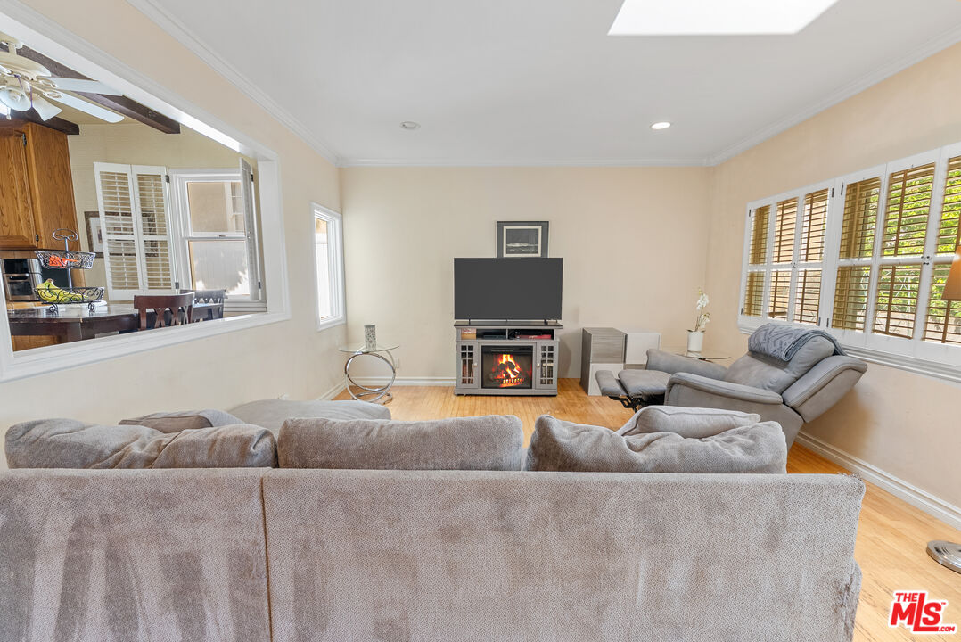 1023 E Grinnell Dr