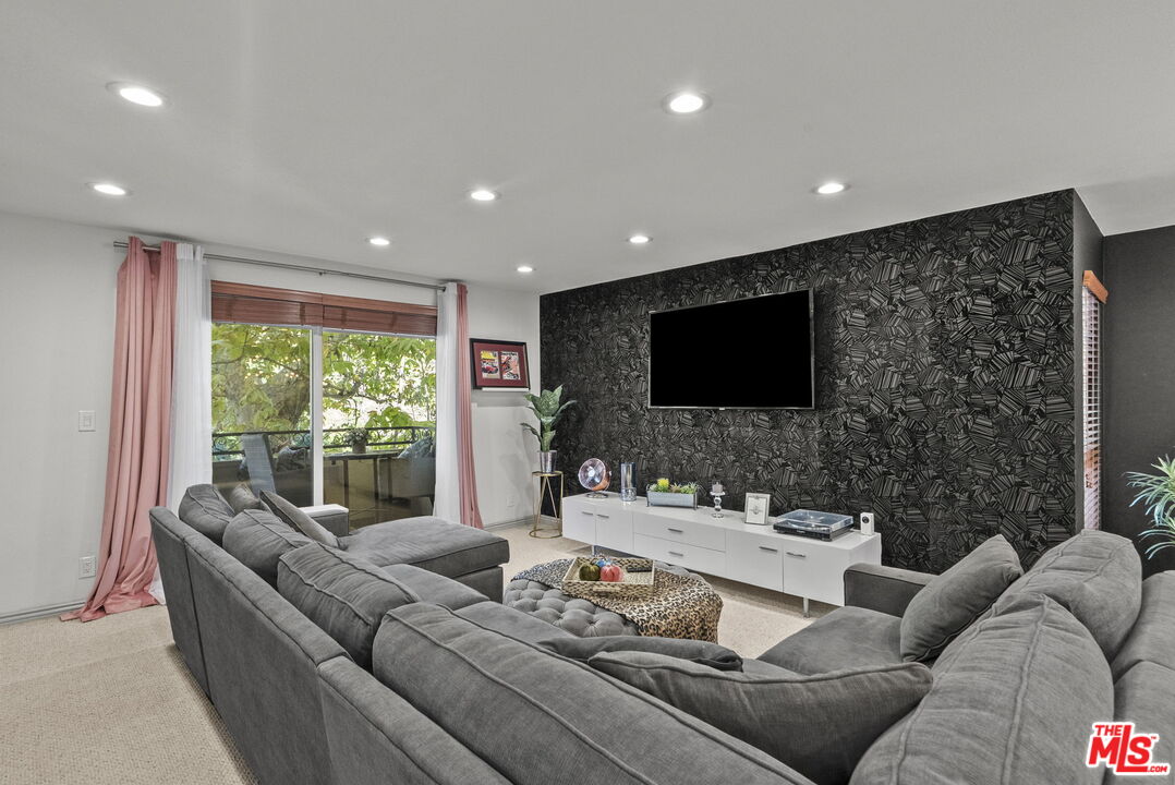 6752 Hillpark Dr Unit: 202