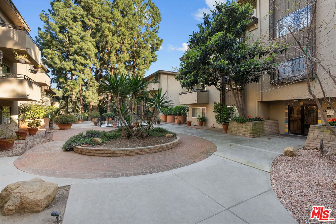 6752 Hillpark Dr Unit: 202