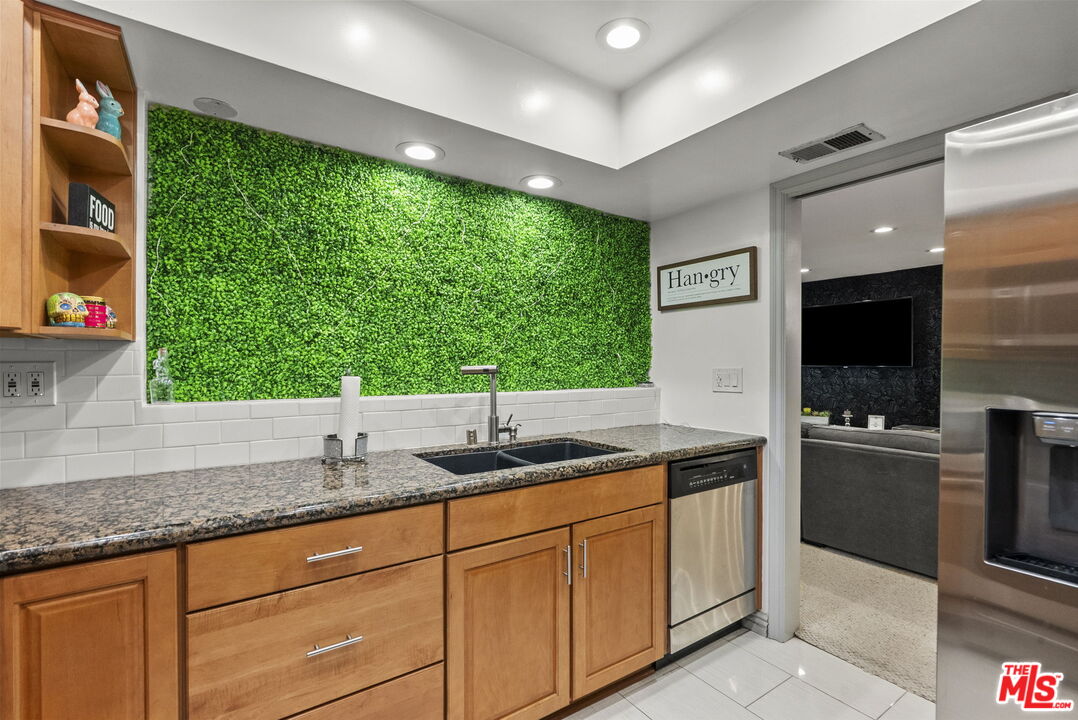 6752 Hillpark Dr Unit: 202