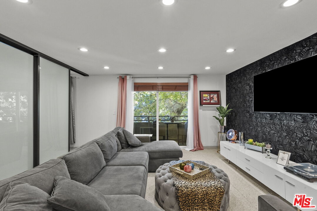 6752 Hillpark Dr Unit: 202