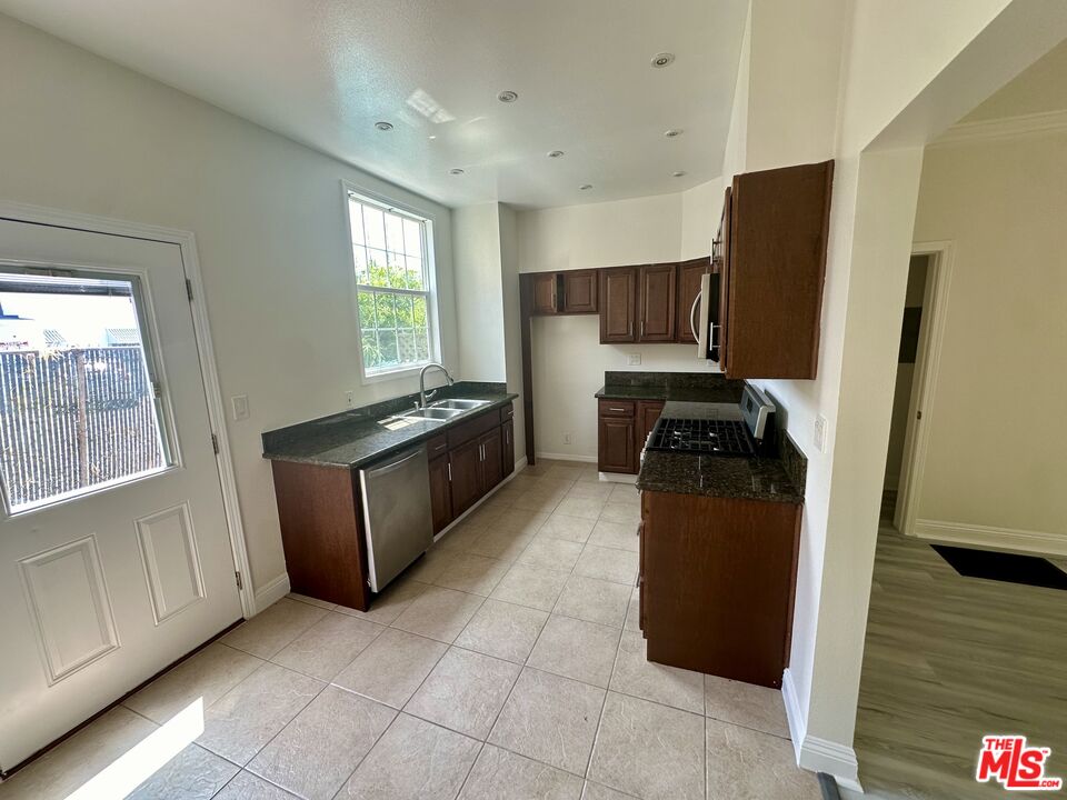 1760 N Las Palmas Ave