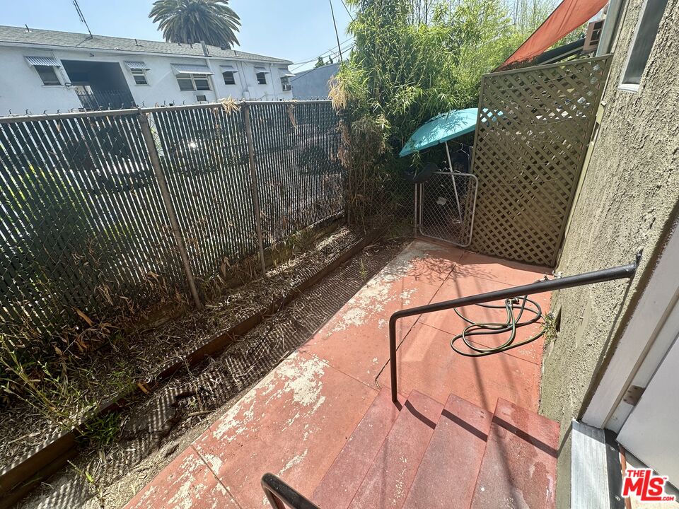 1760 N Las Palmas Ave