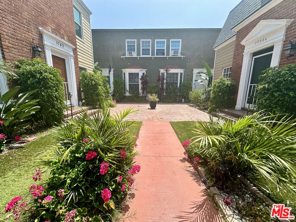 1760 N Las Palmas Ave