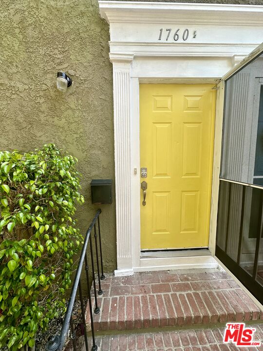 1760 N Las Palmas Ave