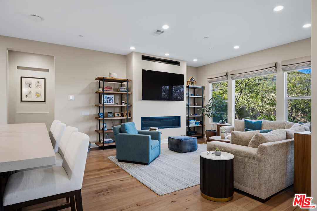 11728 Canoga Ave