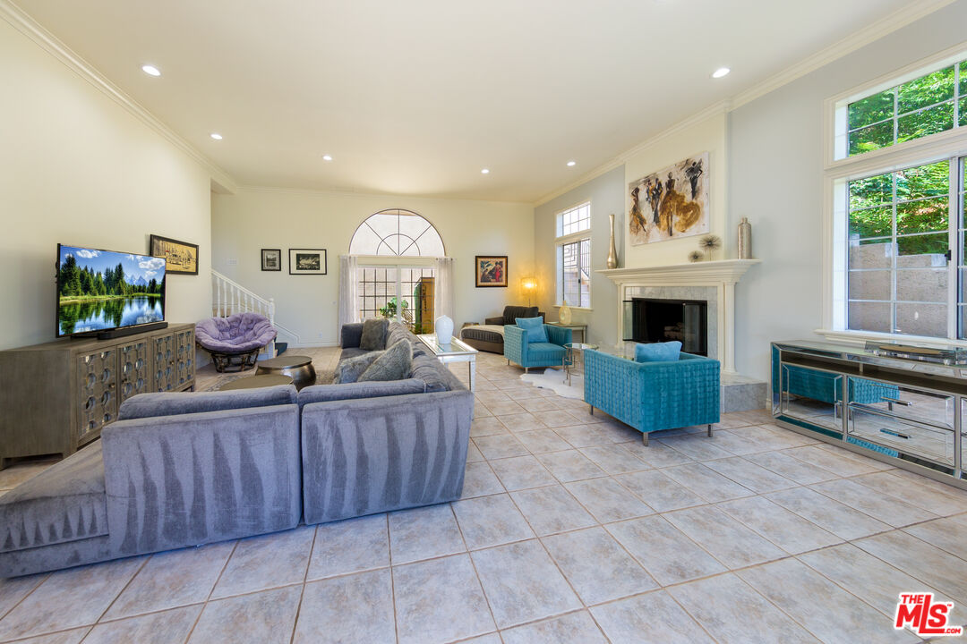 3827 Berry Dr
