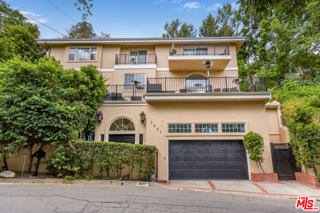 3827 Berry Dr