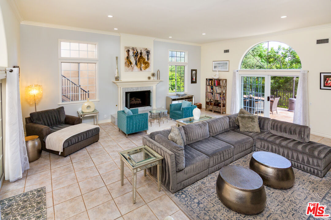 3827 Berry Dr
