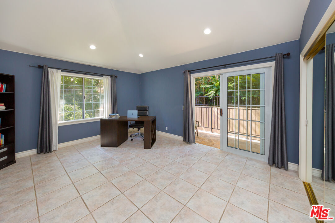 3827 Berry Dr