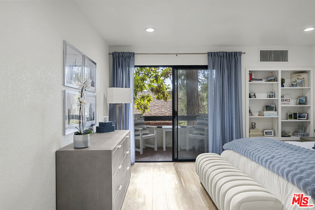 4425 Whitsett Ave Unit: 214