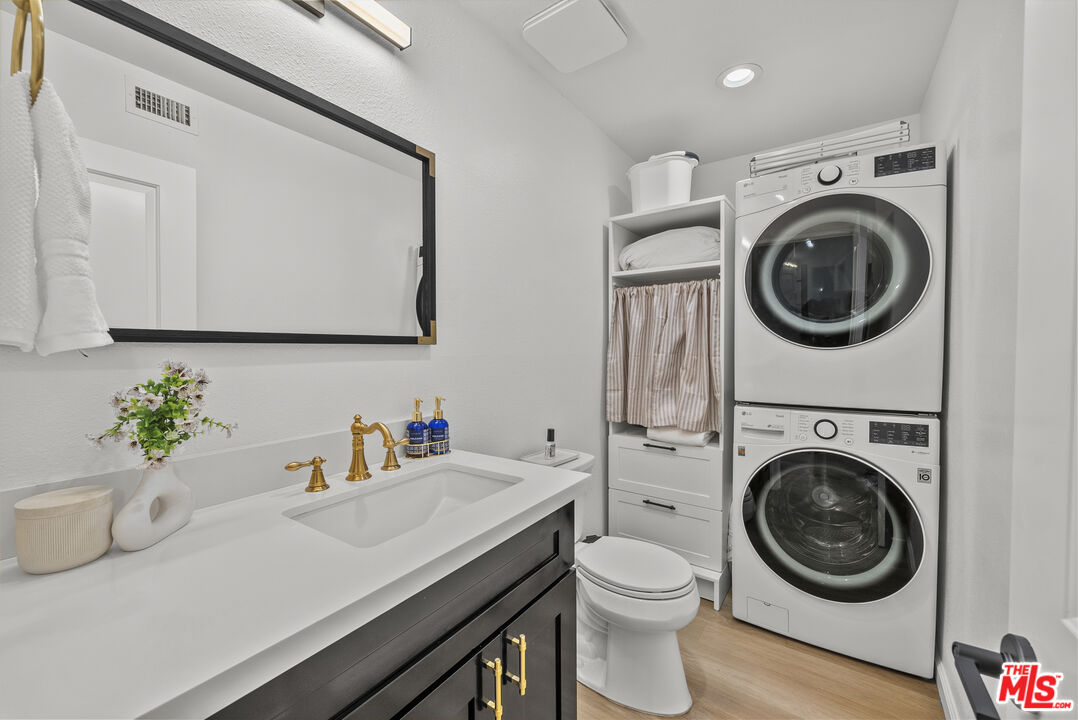 4425 Whitsett Ave Unit: 214