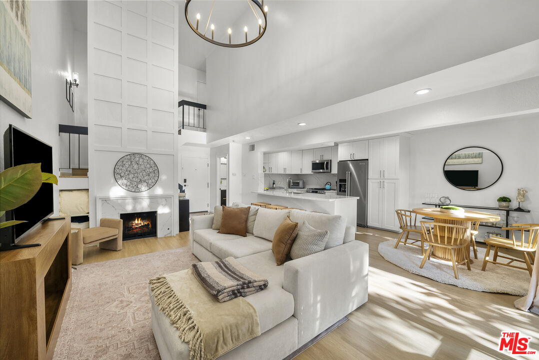 4425 Whitsett Ave Unit: 214