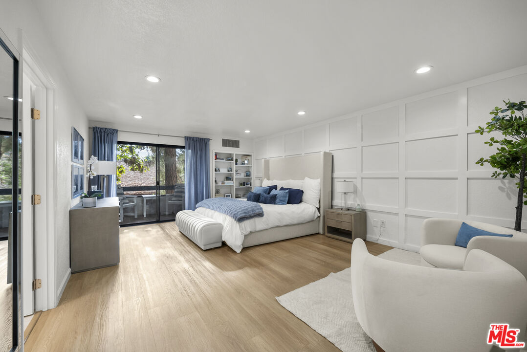 4425 Whitsett Ave Unit: 214