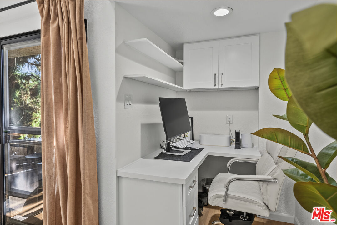 4425 Whitsett Ave Unit: 214
