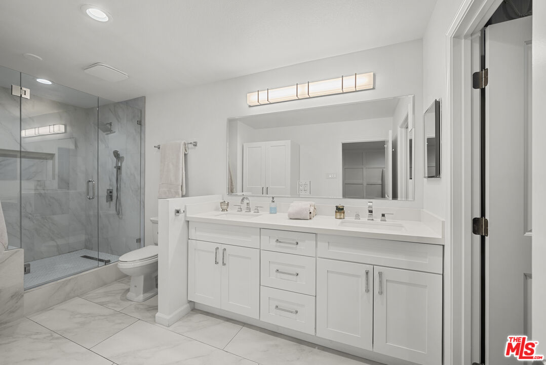 4425 Whitsett Ave Unit: 214